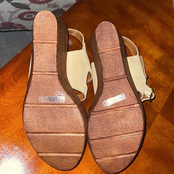 Bella Vita Suede Wedge Sandal NWT - Picture 8 of 10